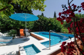 Oldstyle Villa with a Seasonal Pool